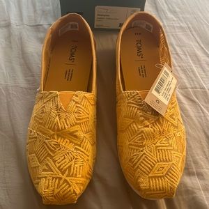 BRAND NEW TOMS Alpargata golden yellow geo lace size 9.5